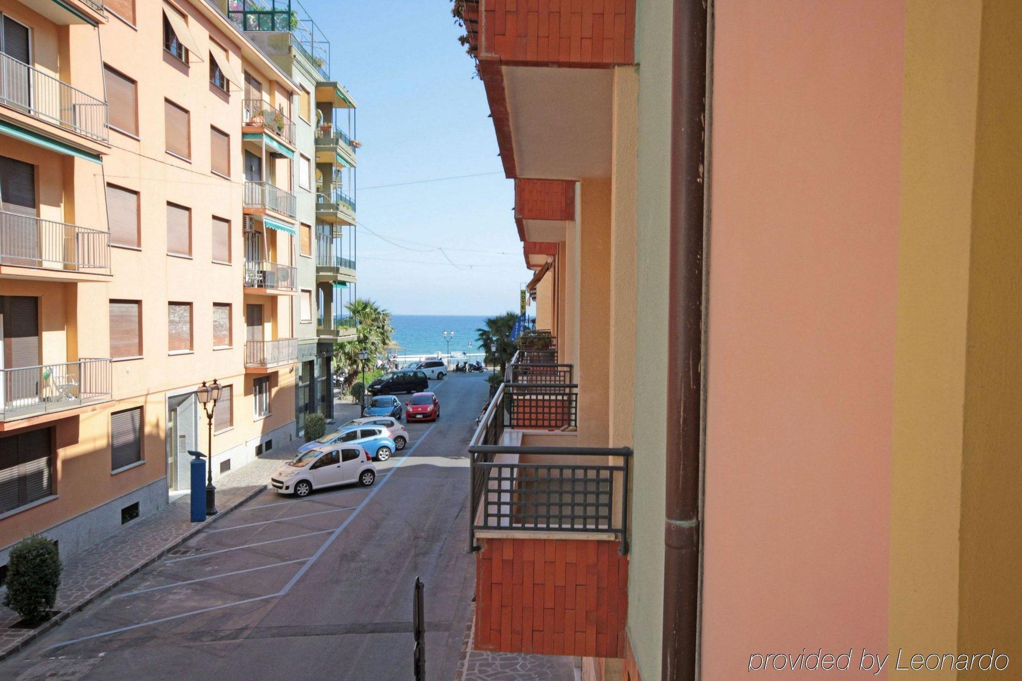 Hotel Mignon 50 Mt Dalla Spiaggia E Dall'Isola Pedonale 알라시오 외부 사진